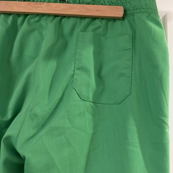 GREY’S ANATOMY BY BARCO lime green scrub set - Picture 10 of 12